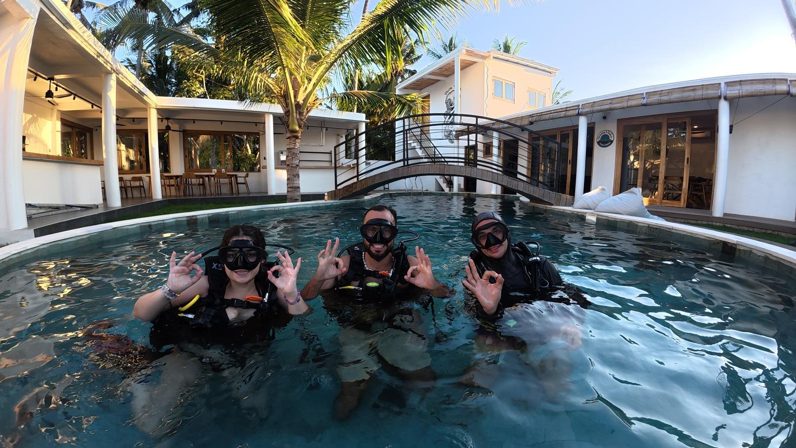 Buceo en arrecife durante curso Open Water Nusa Penida con Pura Vida Diving
